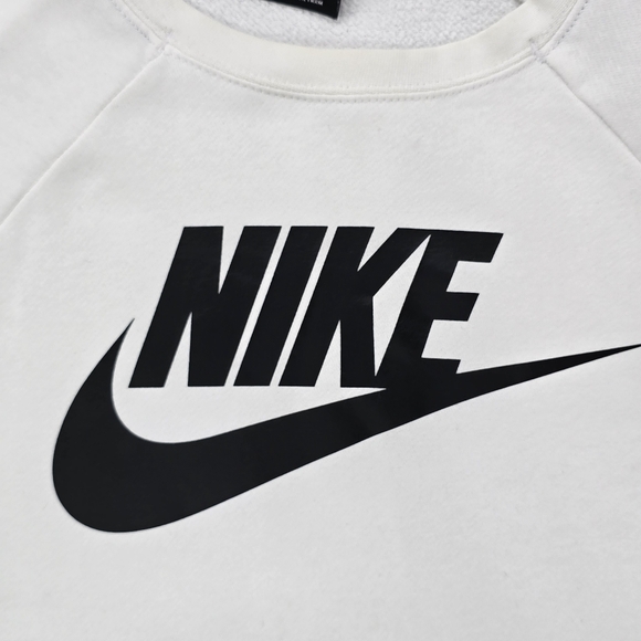 Nike Sportswear Essential Fleece Pullover Sweatshirt - Picture 4 of 13